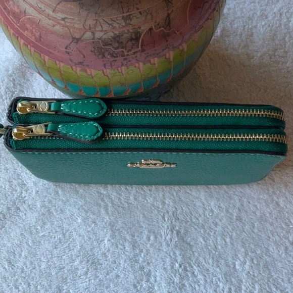 💚 COACH DOUBLE CORNER ZIP WRISTLET 💚 - Picture 14 of 16